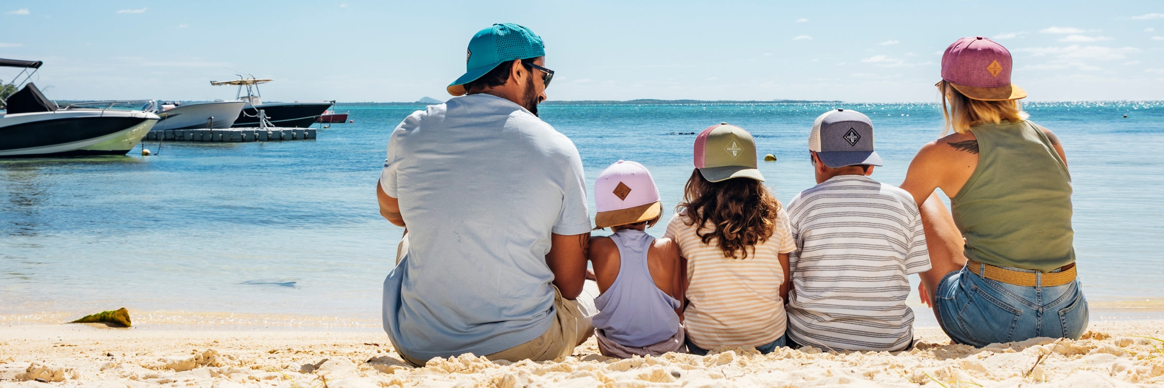 Mix and Match Banner - Familie mit Caps am Strand