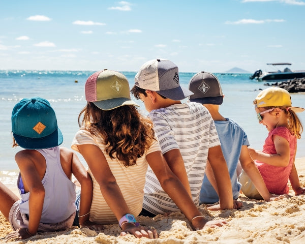 Kinder am Strand sitzend