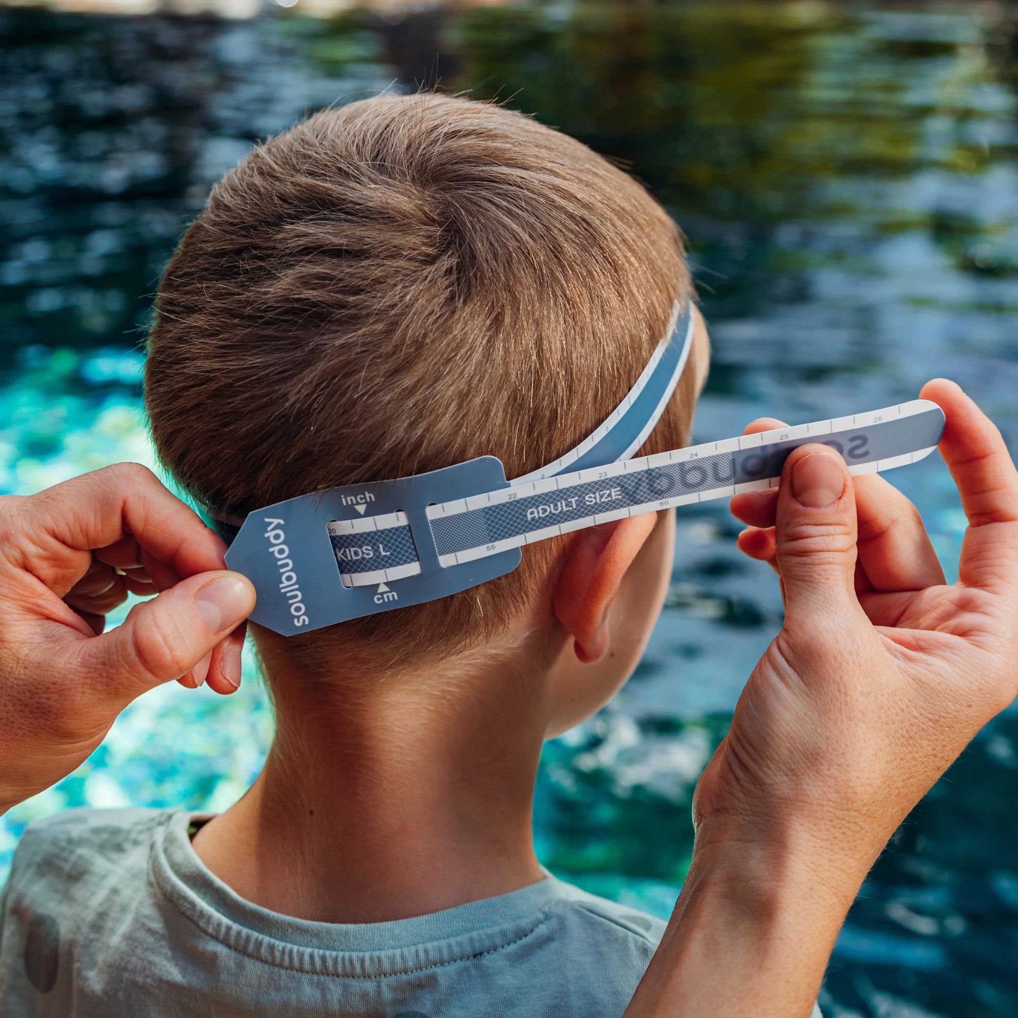 Maßband blau weiß auf Kinderkopf