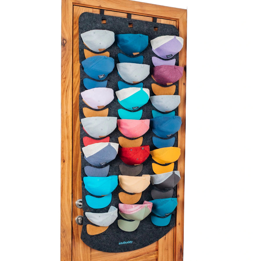 Cap Organizer mit 21 Caps an Tür