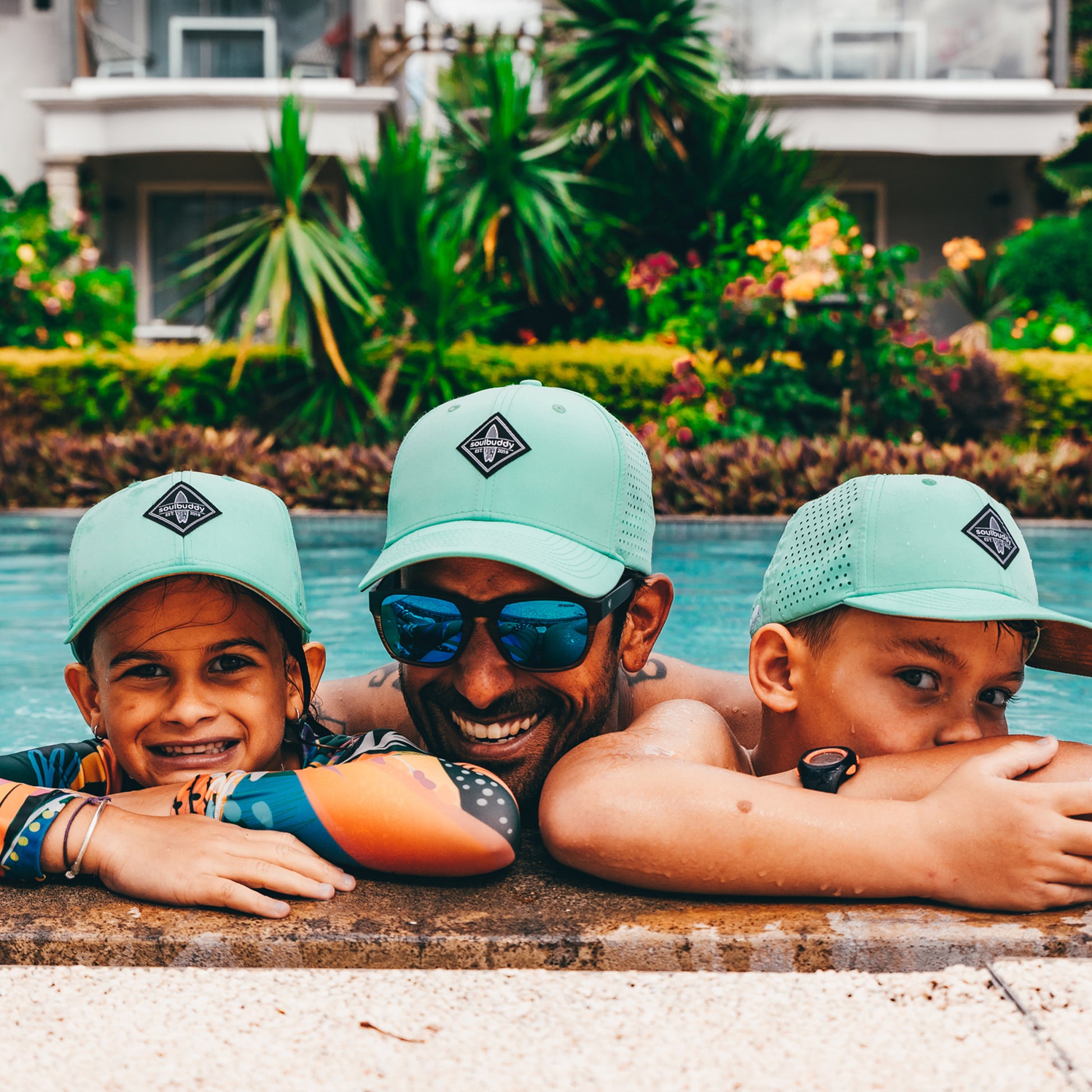 Soulbuddy Sorts Cap 3er-Set Grün Vater und Kinder am Pool