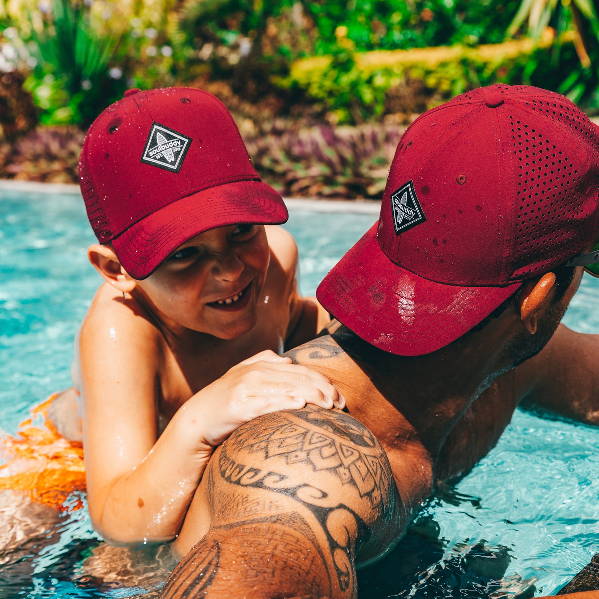 Soulbuddy Sorts Cap 2er-Set Rot Vater und Sohn im Pool