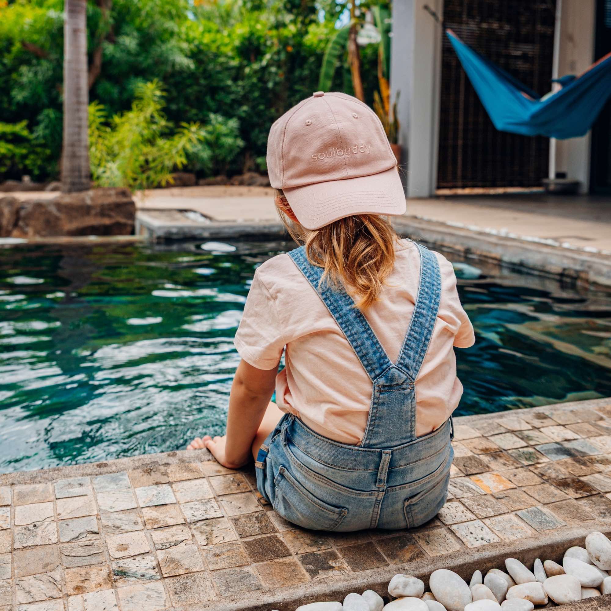 Kinder Cap in Blush von hinten am Pool