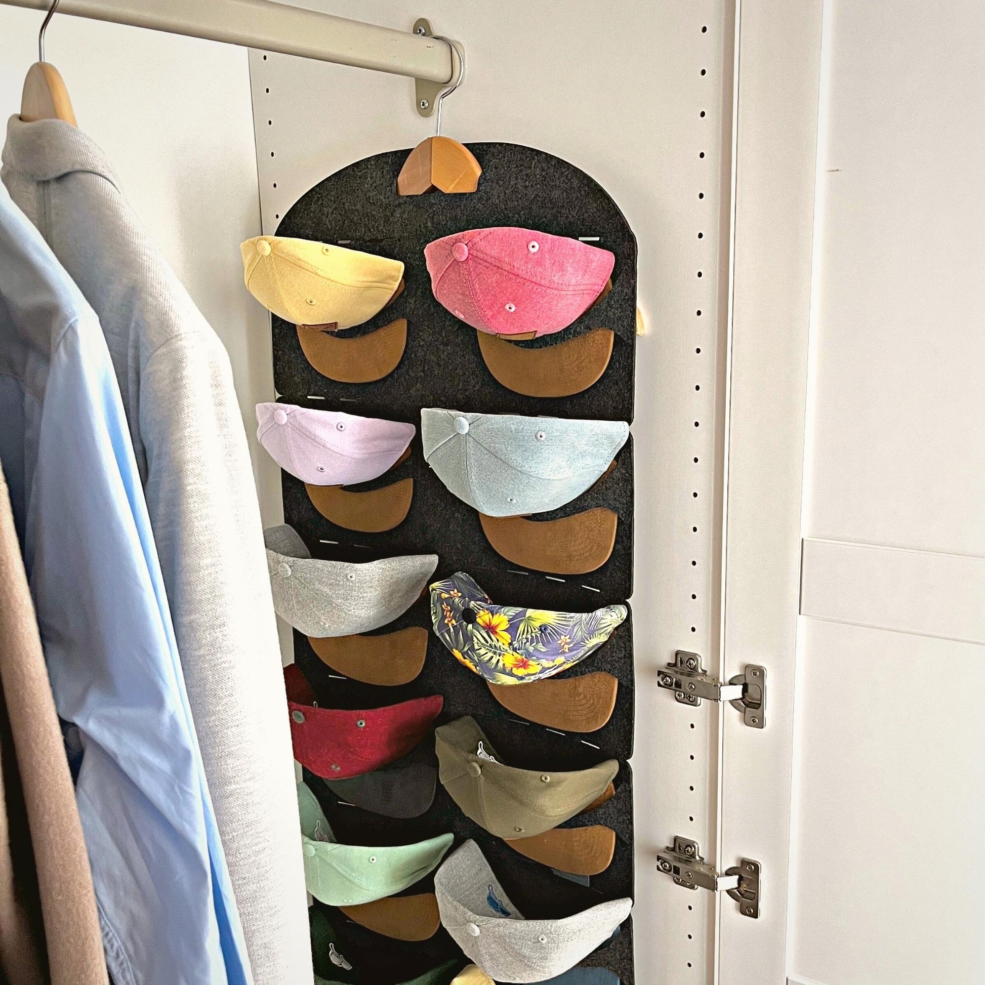 Cap Organizer mit 14 Caps in Schrank
